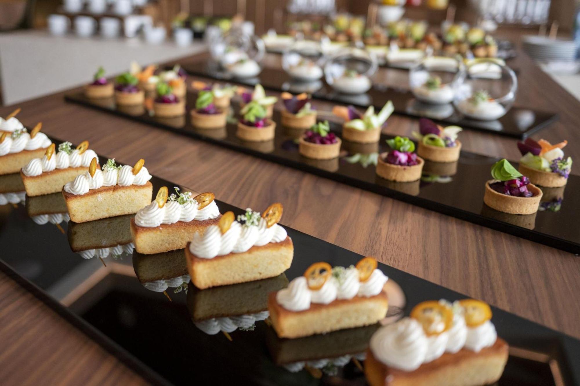 Renaissance Porto Lapa Hotel Екстериор снимка A selection of desserts