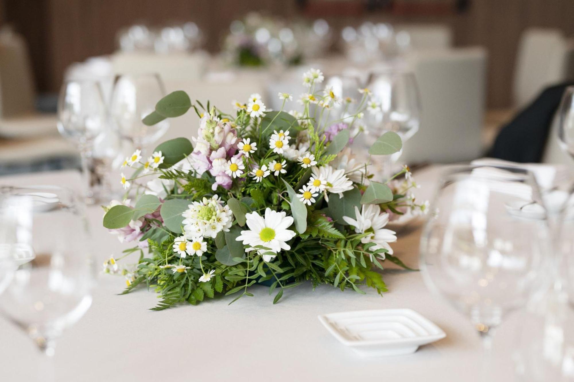 Renaissance Porto Lapa Hotel Екстериор снимка A table centerpiece